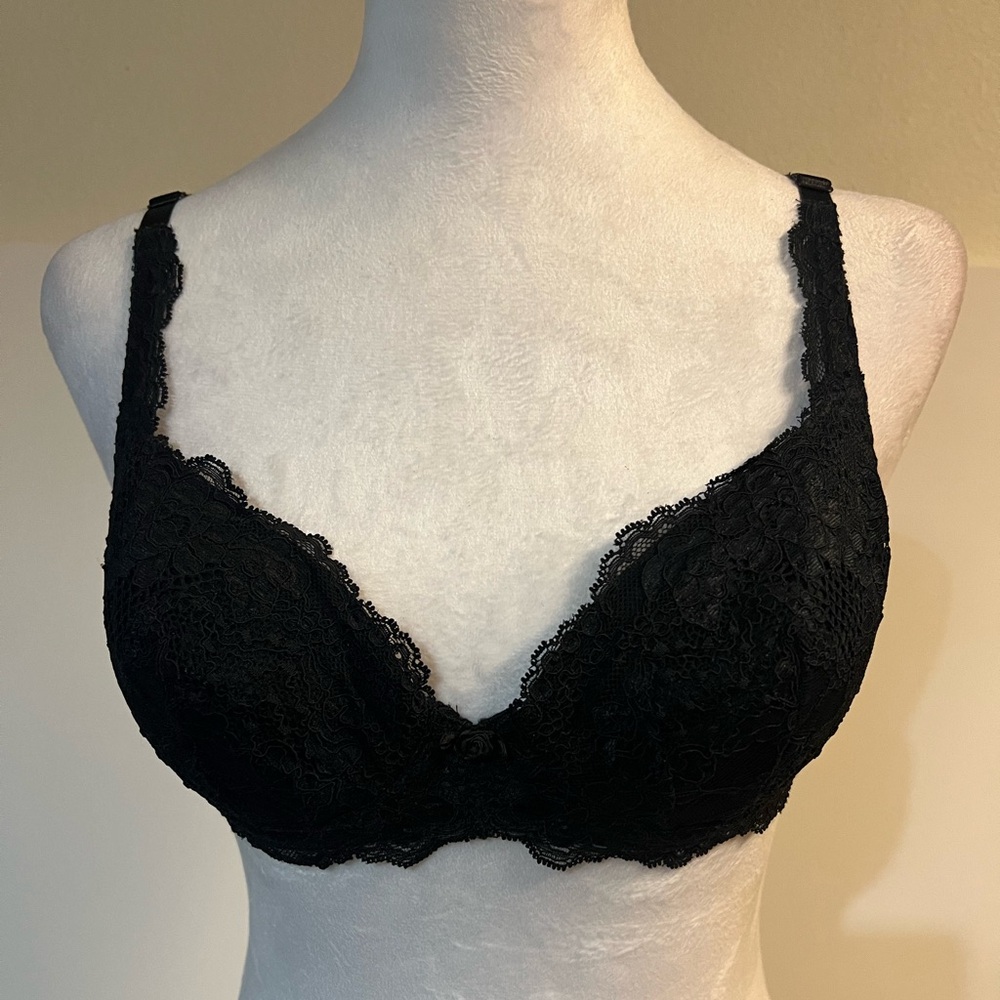 NWT vintage Victoria’s Secret lace push up Miracle Bra difficult to find 32C